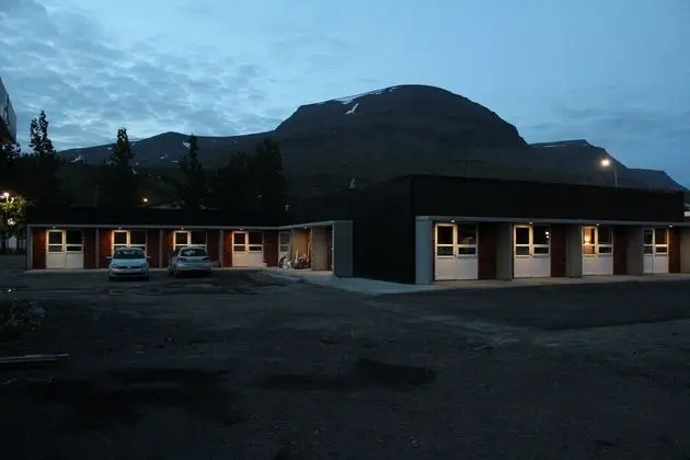 Üç Kişilik Oda, Ek Bina