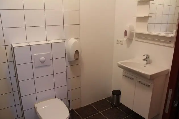 Üç Kişilik Oda, Ek Bina