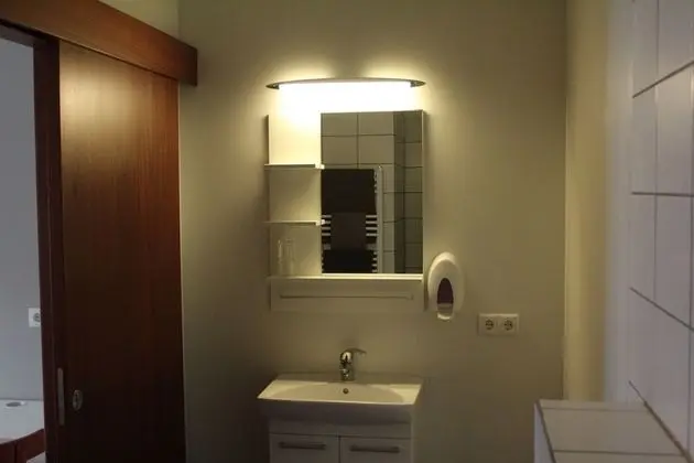 Üç Kişilik Oda, Ek Bina