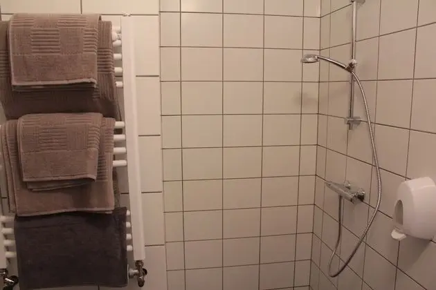 Üç Kişilik Oda, Ek Bina