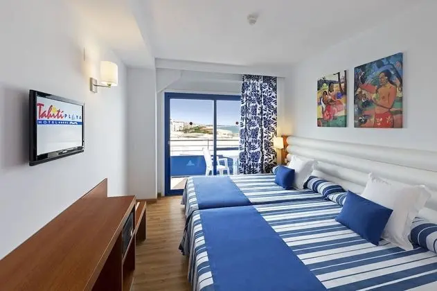 Superior Tek Büyük Yataklı Oda, Havuz Manzaralı (3 adults + 1 child)