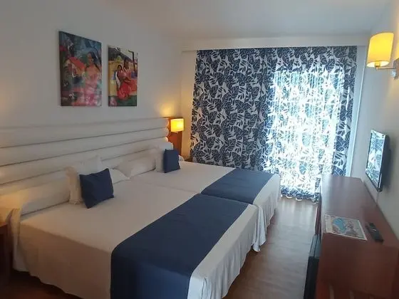 Superior Tek Büyük Yataklı Oda, Havuz Manzaralı (3 adults + 1 child)