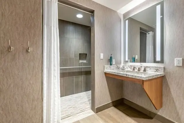 Oda, 1 Yatak Odası (Roll-In Shower)