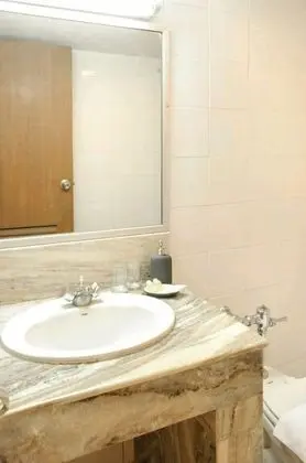 Üç Kişilik Oda, Sigara İçilmez
