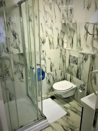 Çift Kişilik, Sokak Manzaralı