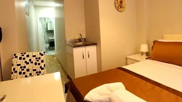 Çift Kişilik, Sokak Manzaralı