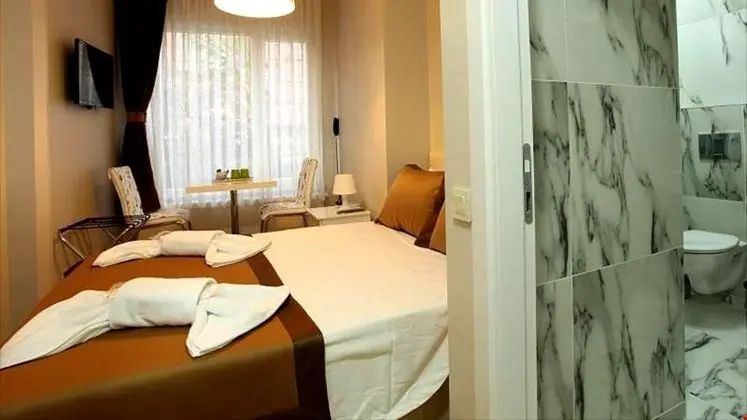 Çift Kişilik, Sokak Manzaralı