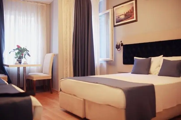 Çift Kişilik, Sokak Manzaralı