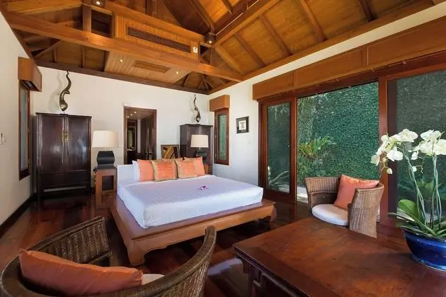 6-Bedroom Villa