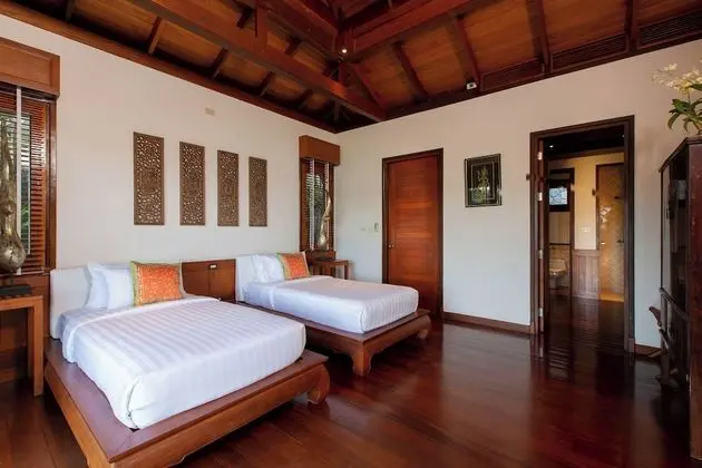 6-Bedroom Villa