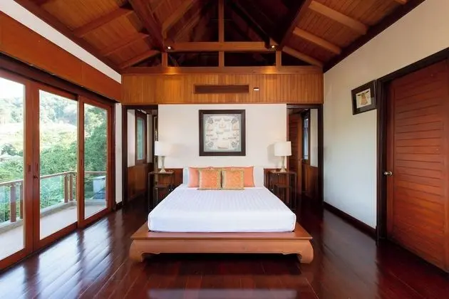 6-Bedroom Villa