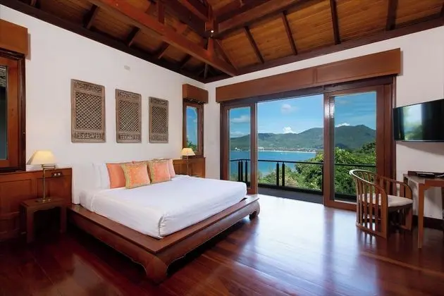 6-Bedroom Villa
