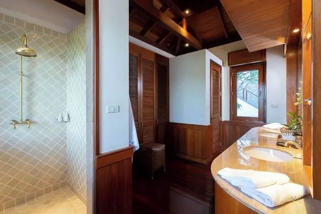 6-Bedroom Villa