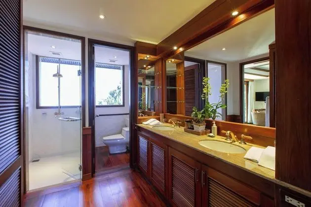 6-Bedroom Villa