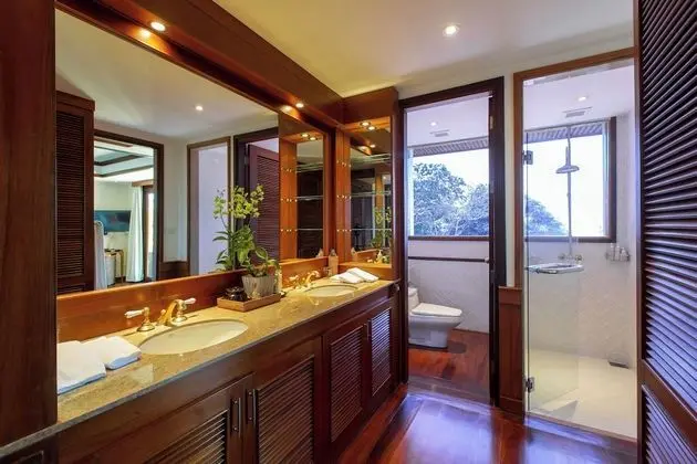 6-Bedroom Villa