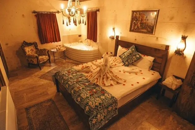 Taş Oda, Bahçe Manzaralı, Büyük Yataklı
