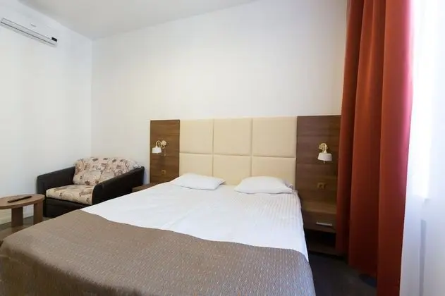 Standard Tek Büyük Yataklı Oda (with Sofa)
