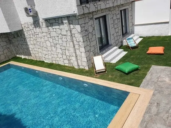Family Üç Kişilik Oda, Havuz Manzaralı