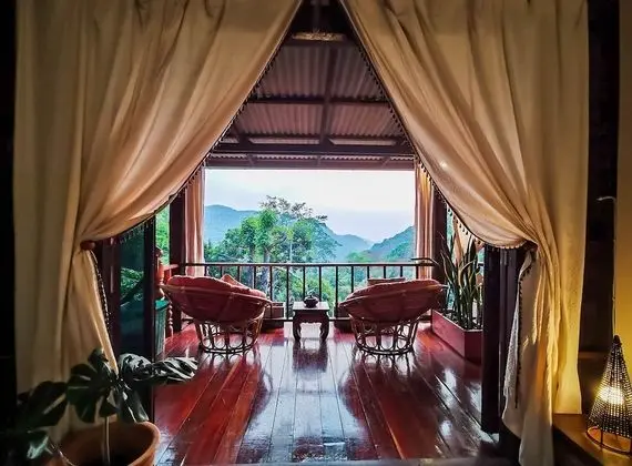 Family Oda, Sigara İçilmez, Tepe Manzaralı