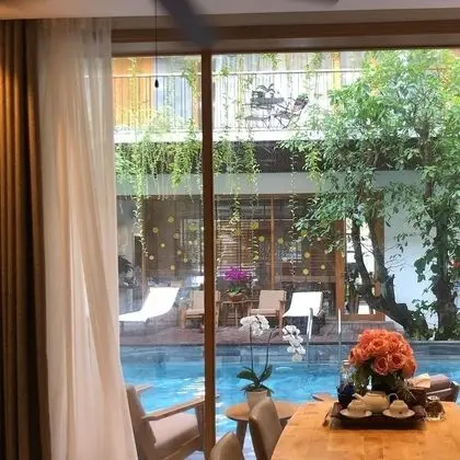 Deluxe Tek Büyük Yataklı Oda, Havuz Manzaralı