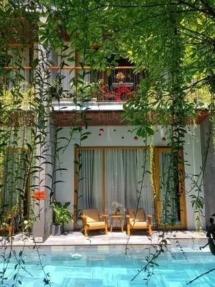 Deluxe Tek Büyük Yataklı Oda, Havuz Manzaralı
