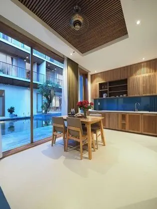 Deluxe Tek Büyük Yataklı Oda, Havuz Manzaralı
