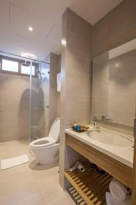 Deluxe Tek Büyük Yataklı Oda, Havuz Manzaralı