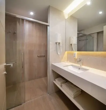Superior Tek Büyük veya İki Ayrı Yataklı Oda, Balkon, Kısmi Deniz Manzaralı