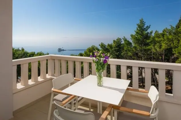 Superior Tek Büyük veya İki Ayrı Yataklı Oda, Balkon, Kısmi Deniz Manzaralı