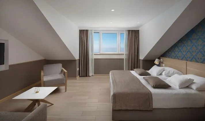 Tek Büyük veya İki Ayrı Yataklı Oda, Deniz Manzaralı (attic)