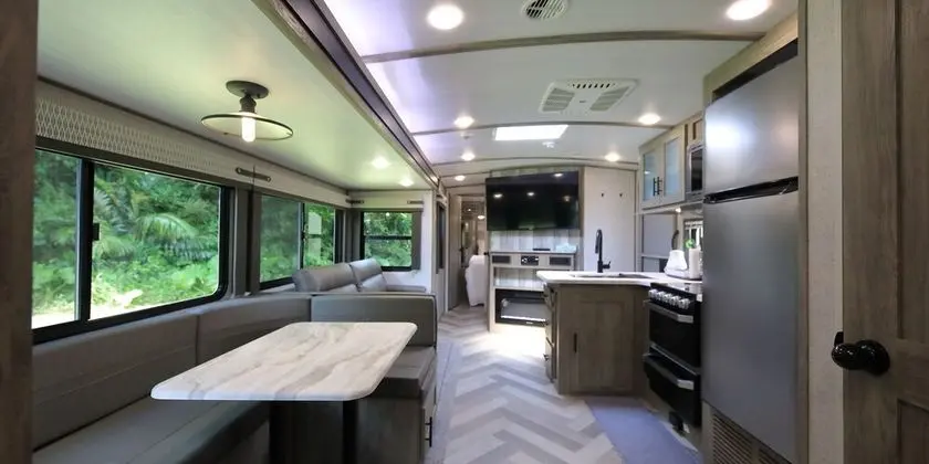 Deluxe Kulübe (Camp Trailer)