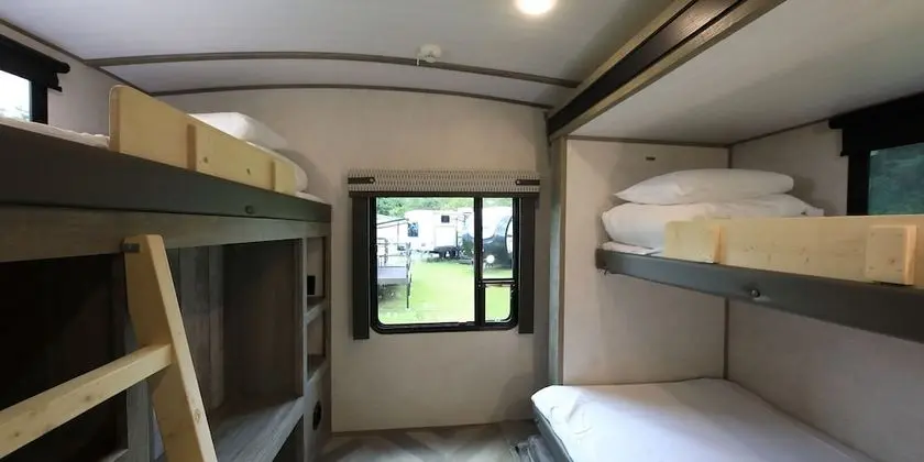 Deluxe Kulübe (Camp Trailer)