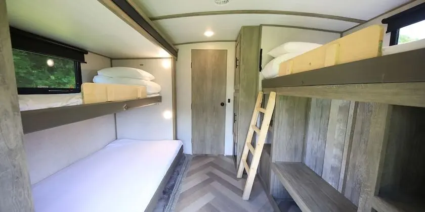 Deluxe Kulübe (Camp Trailer)