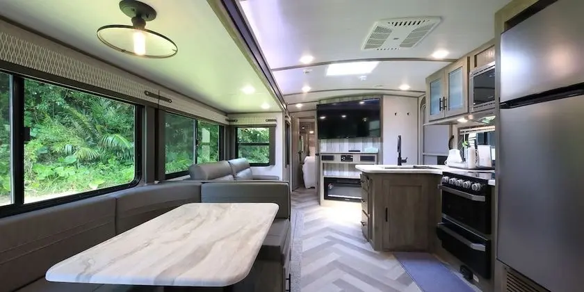 Deluxe Kulübe (Camp Trailer)