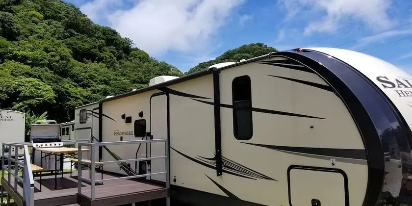 Deluxe Kulübe (Camp Trailer)
