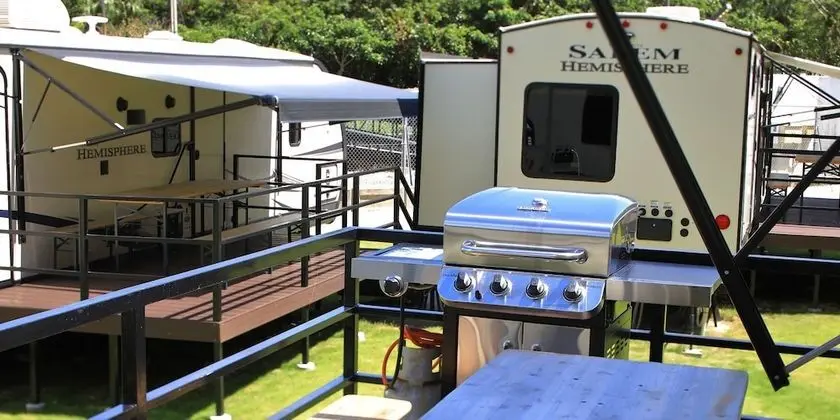Deluxe Kulübe (Camp Trailer)