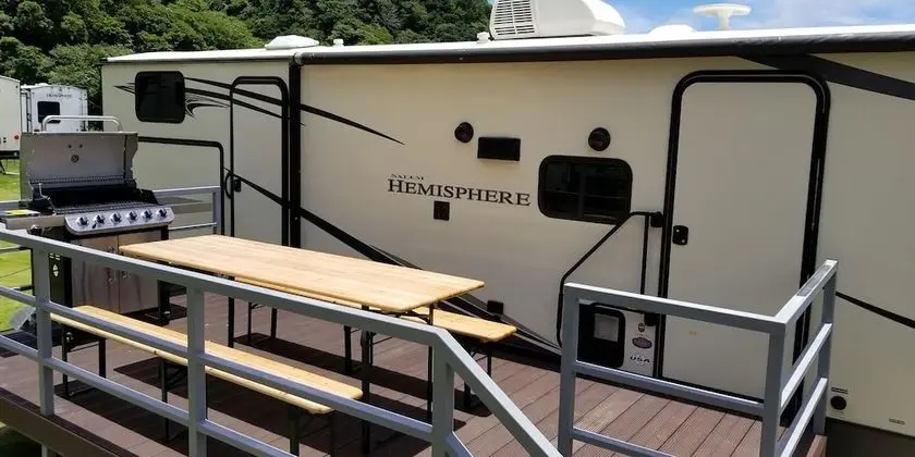 Deluxe Kulübe (Camp Trailer)