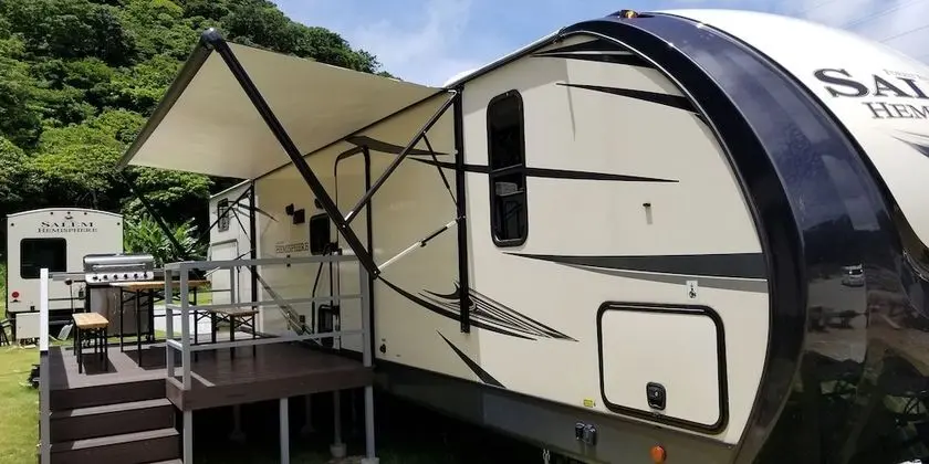 Deluxe Kulübe (Camp Trailer)