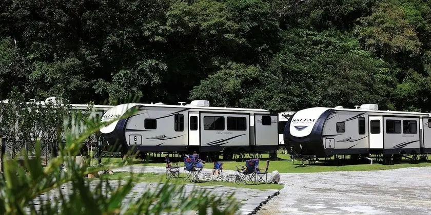 Deluxe Kulübe (Camp Trailer)