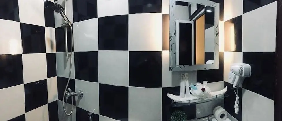 Superior Oda, Sigara İçilmez (Queen)