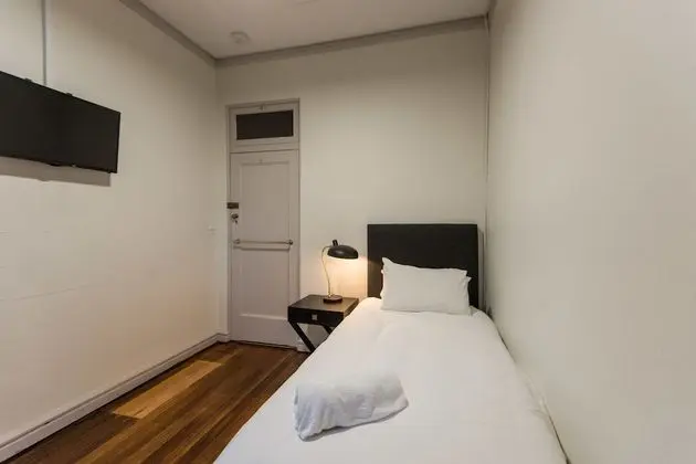 Oda, 2 Tek Kişilik Yatak, Ortak Banyo