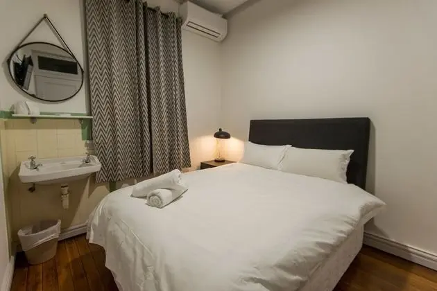 Oda, 2 Tek Kişilik Yatak, Ortak Banyo