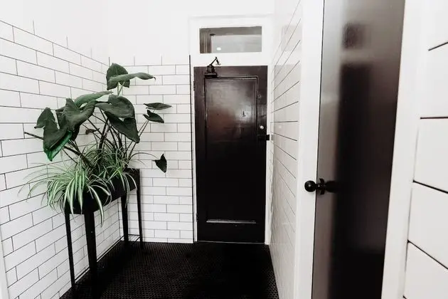 Oda, 2 Tek Kişilik Yatak, Ortak Banyo