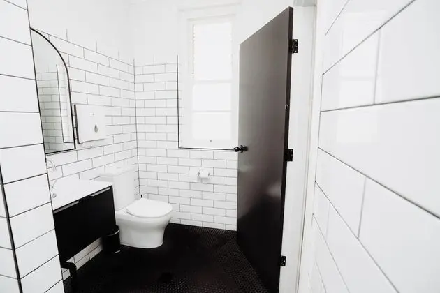 Oda, 2 Tek Kişilik Yatak, Ortak Banyo