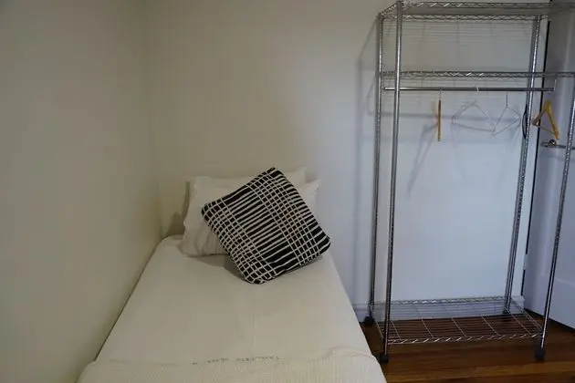Oda, 2 Tek Kişilik Yatak, Ortak Banyo