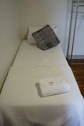 Oda, 2 Tek Kişilik Yatak, Ortak Banyo