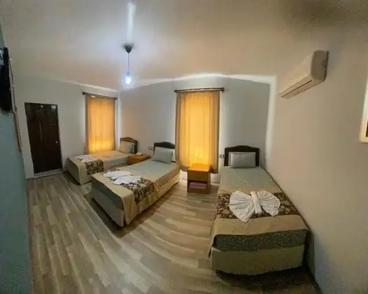 Standart Üç Kişilik Bahçe Manzaralı Oda