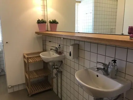 Tek Büyük veya İki Ayrı Yataklı Oda, Ortak Banyo