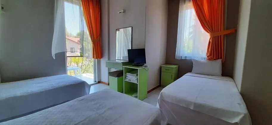 Üç Kişilik Oda, Bahçe Manzaralı, Balkonlu