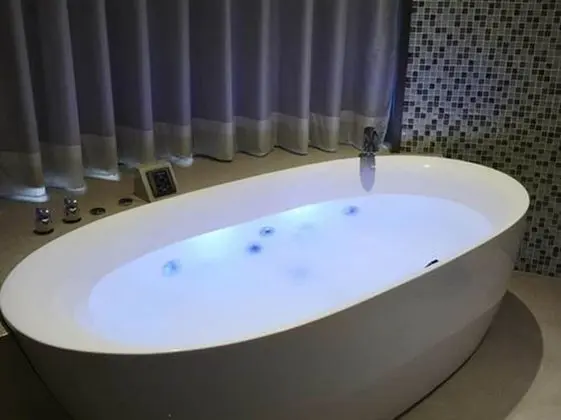 Deluxe Tek Büyük Yataklı Oda, Sıcak Su Küveti